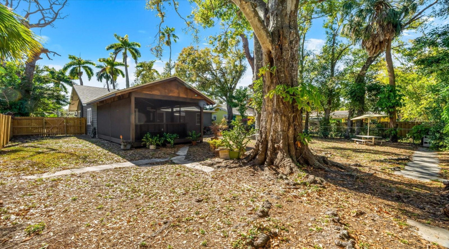 Bradenton, Florida 34205, 2 Bedroom Bedrooms, ,2 Bathroombathrooms,Residential,For Sale,8Th,0,Mfra4681182