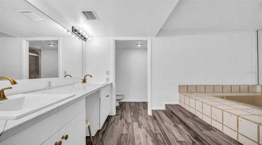 Clearwater, Florida 33756, 2 Bedroom Bedrooms, ,2 Bathroombathrooms,Residential,For Sale,Rogers,0,Mfrtb8523606
