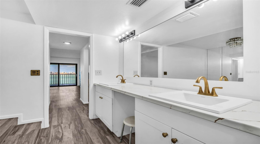 Clearwater, Florida 33756, 2 Bedroom Bedrooms, ,2 Bathroombathrooms,Residential,For Sale,Rogers,0,Mfrtb8523606
