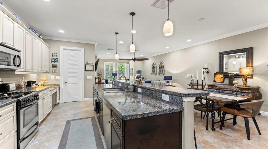 Tampa, Florida 33609, 3 Bedroom Bedrooms, ,2 Bathroombathrooms,Residential,For Sale,Dale,0,Mfrtb8523526