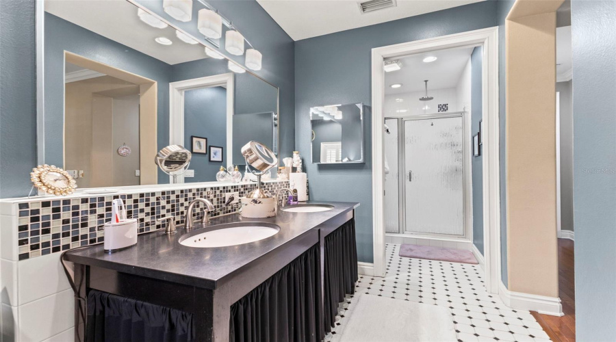 Tampa, Florida 33609, 3 Bedroom Bedrooms, ,2 Bathroombathrooms,Residential,For Sale,Dale,0,Mfrtb8523526