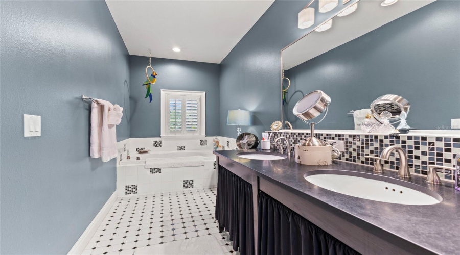 Tampa, Florida 33609, 3 Bedroom Bedrooms, ,2 Bathroombathrooms,Residential,For Sale,Dale,0,Mfrtb8523526