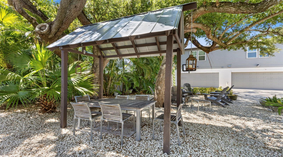 Tampa, Florida 33609, 3 Bedroom Bedrooms, ,2 Bathroombathrooms,Residential,For Sale,Dale,0,Mfrtb8523526