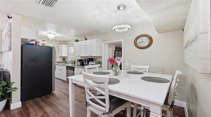 Open Concept Kitchen &Amp; Dining Area