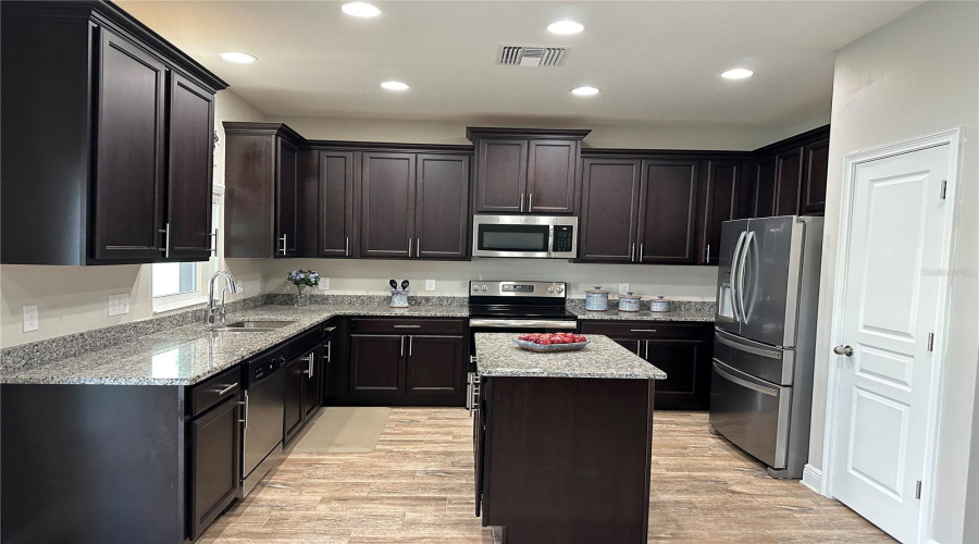 Tampa, Florida 33607, 4 Bedroom Bedrooms, ,2 Bathroombathrooms,Residential,For Sale,Walnut,0,Mfro6427775