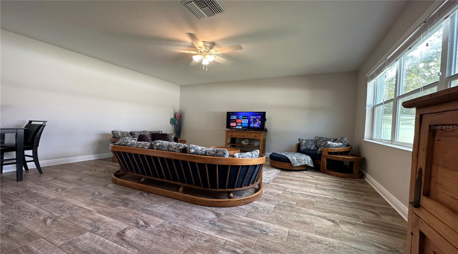 Tampa, Florida 33607, 4 Bedroom Bedrooms, ,2 Bathroombathrooms,Residential,For Sale,Walnut,0,Mfro6427775