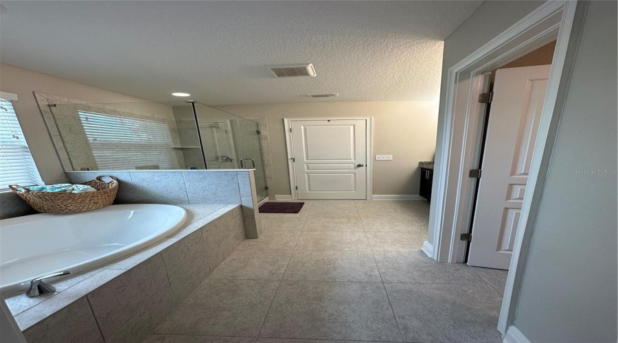Tampa, Florida 33607, 4 Bedroom Bedrooms, ,2 Bathroombathrooms,Residential,For Sale,Walnut,0,Mfro6427775