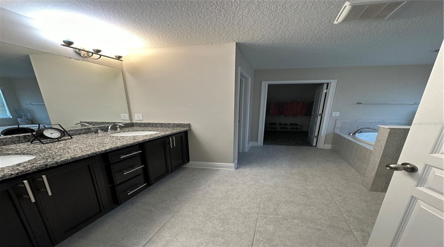Tampa, Florida 33607, 4 Bedroom Bedrooms, ,2 Bathroombathrooms,Residential,For Sale,Walnut,0,Mfro6427775