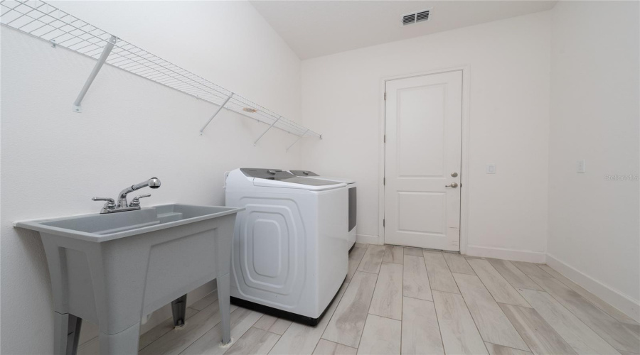 Winter Garden, Florida 34787, 5 Bedroom Bedrooms, ,4 Bathroombathrooms,Residential,For Sale,Bowery,0,Mfro6415123