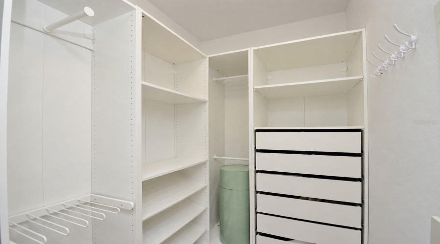 Walking Closet