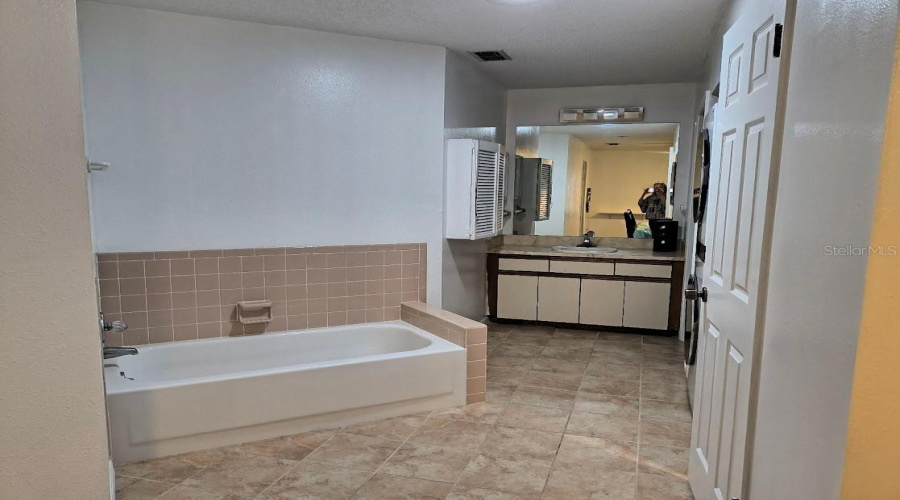 Winter Haven, Florida 33884, 2 Bedroom Bedrooms, ,2 Bathroombathrooms,Residential,For Sale,Waterview,0,Mfrk4903307