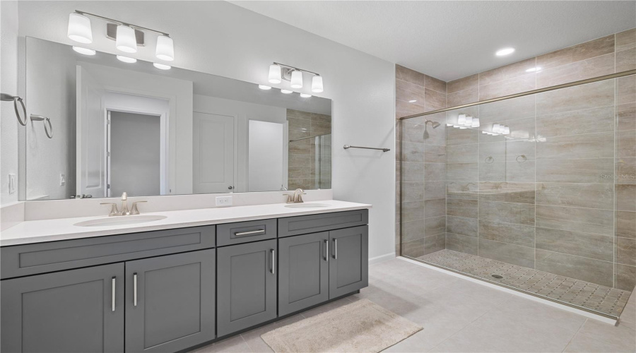 Winter Garden, Florida 34787, 5 Bedroom Bedrooms, ,5 Bathroombathrooms,Residential,For Sale,Glossy Pomelo,0,Mfro6406639
