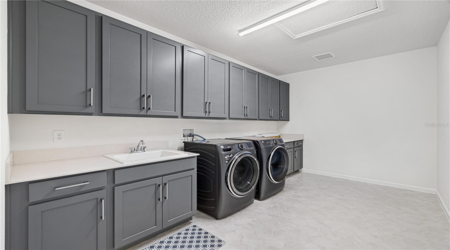 Winter Garden, Florida 34787, 5 Bedroom Bedrooms, ,5 Bathroombathrooms,Residential,For Sale,Glossy Pomelo,0,Mfro6406639