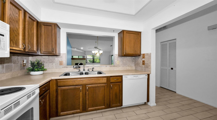 Palm Harbor, Florida 34685, 2 Bedroom Bedrooms, ,2 Bathroombathrooms,Residential,For Sale,Hillmoor,0,Mfrtb8525676