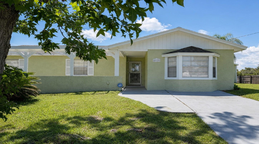 Kissimmee, Florida 34741, 3 Bedroom Bedrooms, ,2 Bathroombathrooms,Residential,For Sale,Green Meadow,0,Mfro6436317