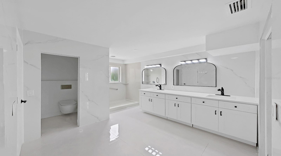 Primary En-Suite Bathroom