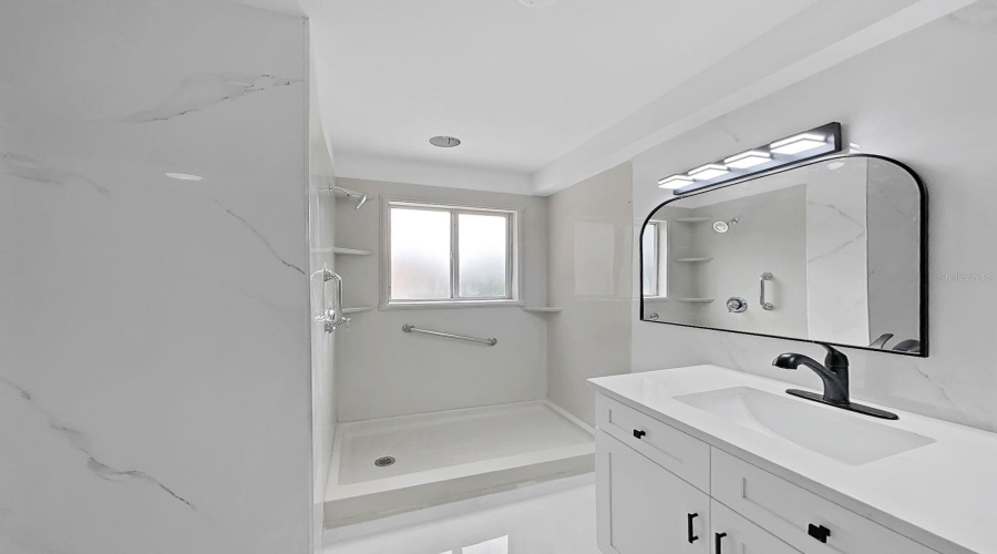 Primary En-Suite Bathroom