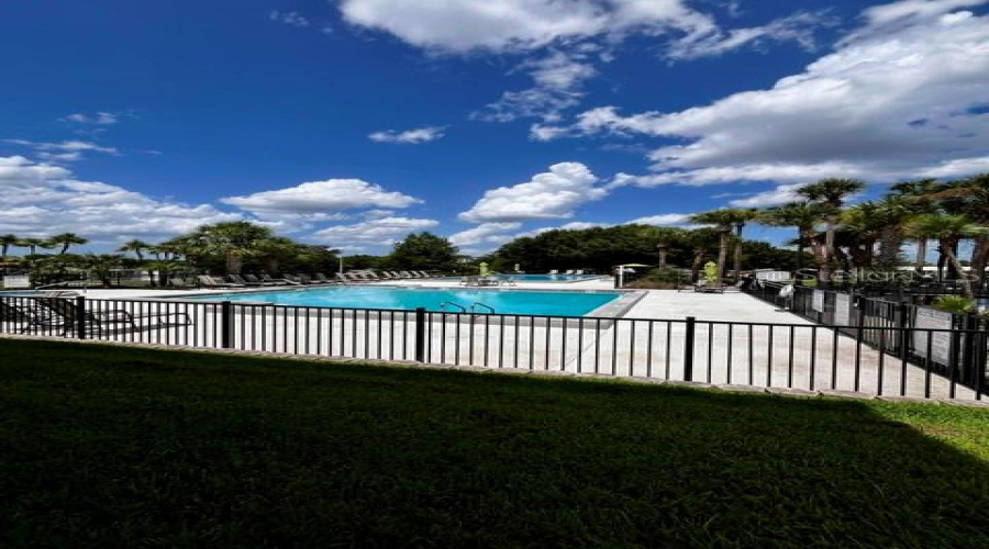Community Pool Deck - 2 Pools And A Hot Tub