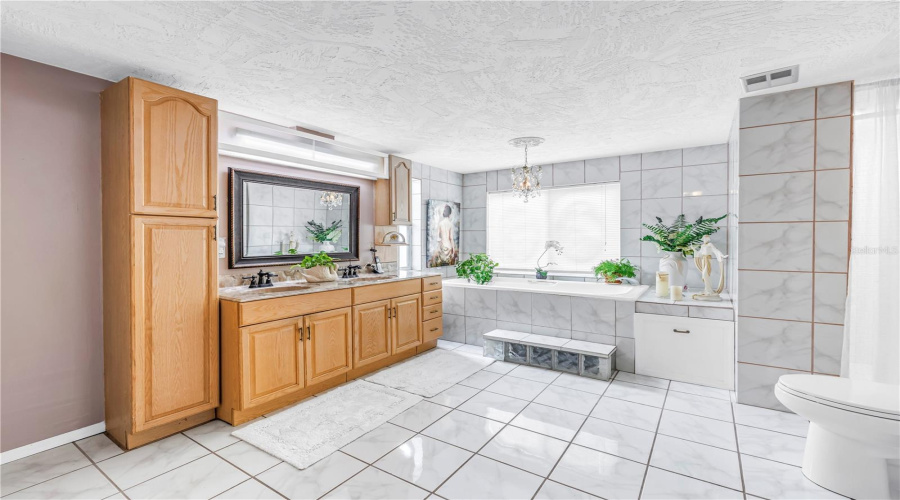 Seminole, Florida 33772, 4 Bedroom Bedrooms, ,3 Bathroombathrooms,Residential,For Sale,Ridge,0,Mfrtb8542098