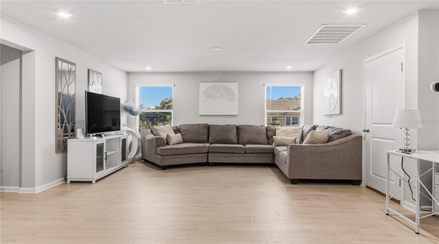 Spacious And Bright Loft