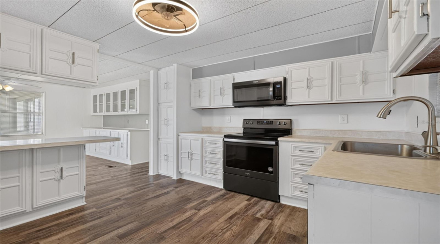 Large Kitchen W/Lots Of Cabinets!