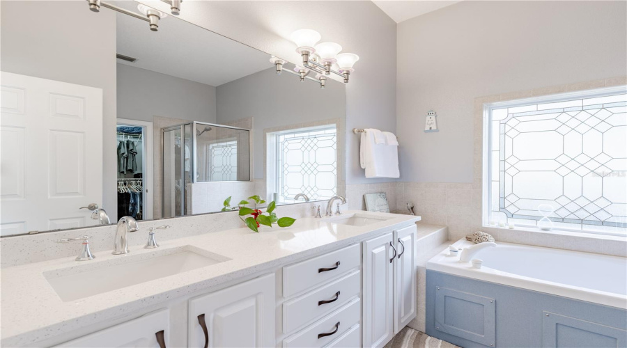 Howey In The Hills, Florida 34737, 4 Bedroom Bedrooms, ,3 Bathroombathrooms,Residential,For Sale,Turkey Lake,0,Mfrg5111478