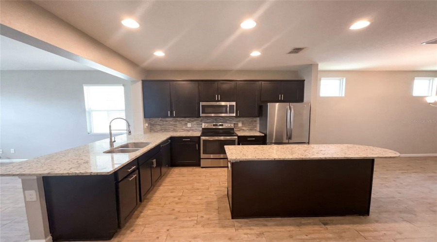 Apopka, Florida 32703, 3 Bedroom Bedrooms, ,2 Bathroombathrooms,Residential,For Sale,Ficus,0,Mfro6423700