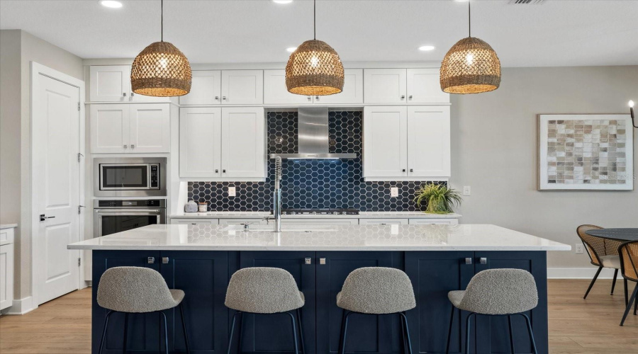 Large Island, Gas Cooktop With Hood