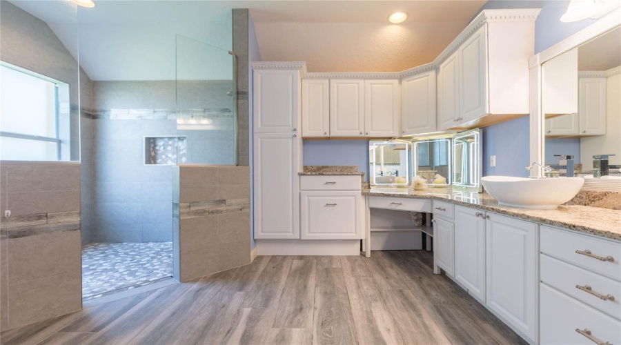Tampa, Florida 33647, 5 Bedroom Bedrooms, ,3 Bathroombathrooms,Residential,For Sale,Java Isle,0,Mfrtb8525534