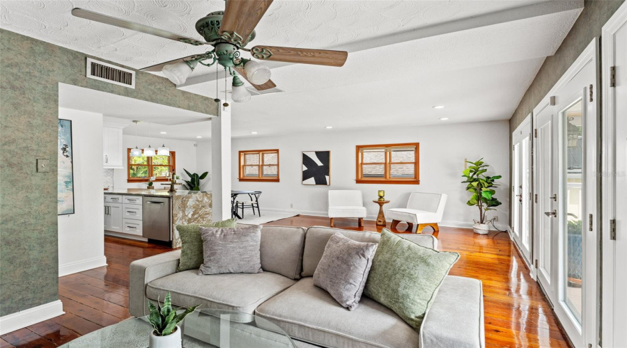 Tampa, Florida 33604, 3 Bedroom Bedrooms, ,2 Bathroombathrooms,Residential,For Sale,Henry,0,Mfrtb8532355