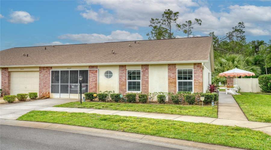Welcome To This Spacious End-Unit Villa In Desirable Heritage Lakes 55+ Community.
