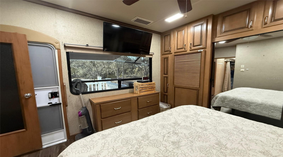 Weeki Wachee, Florida 34613, 1 Bedroom Bedrooms, ,1 Bathroombathrooms,Residential,For Sale,Grizzly Bear,0,Mfrw7883015