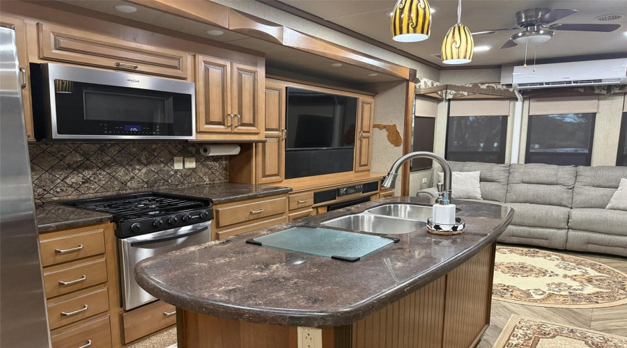 Weeki Wachee, Florida 34613, 1 Bedroom Bedrooms, ,1 Bathroombathrooms,Residential,For Sale,Grizzly Bear,0,Mfrw7883015