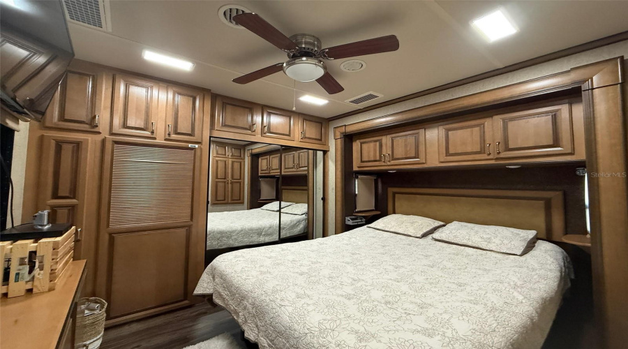 Weeki Wachee, Florida 34613, 1 Bedroom Bedrooms, ,1 Bathroombathrooms,Residential,For Sale,Grizzly Bear,0,Mfrw7883015