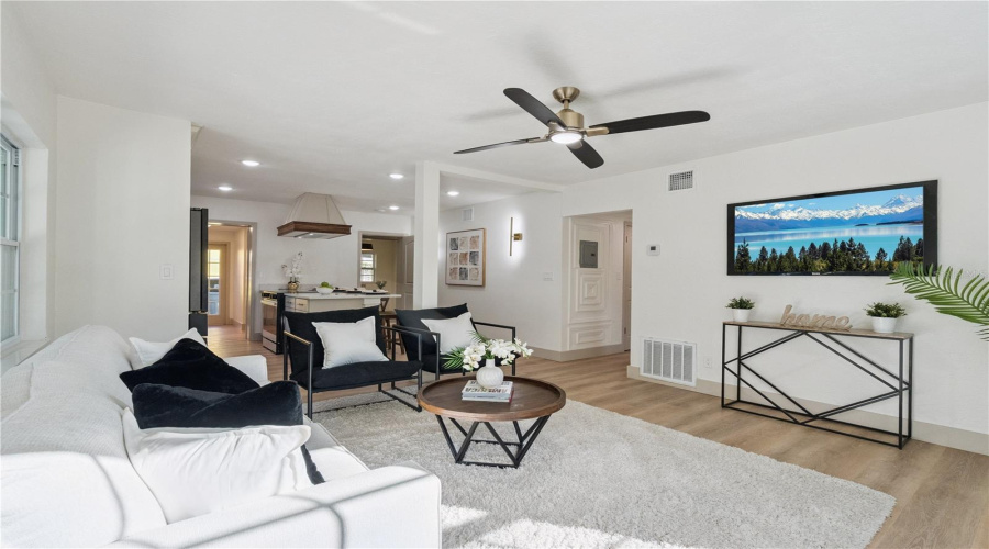 Orlando, Florida 32806, 3 Bedroom Bedrooms, ,2 Bathroombathrooms,Residential,For Sale,Cloverlawn,0,Mfro6429150