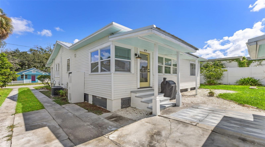 Tampa, Florida 33604, 3 Bedroom Bedrooms, ,2 Bathroombathrooms,Residential,For Sale,Minnehaha,0,Mfrtb8540955