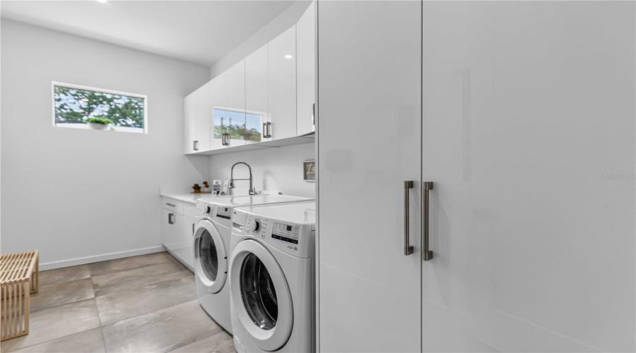 Sarasota, Florida 34239, 5 Bedroom Bedrooms, ,5 Bathroombathrooms,Residential,For Sale,Hillview,0,Mfra4703714