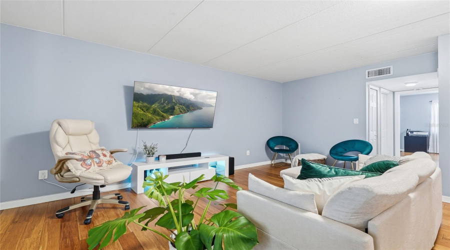 Tampa, Florida 33614, 1 Bedroom Bedrooms, ,1 Bathroombathrooms,Residential,For Sale,Michael,0,Mfrtb8538668