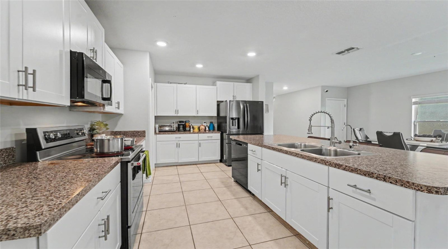 Sun City Center, Florida 33573, 6 Bedroom Bedrooms, ,3 Bathroombathrooms,Residential,For Sale,Eternal Prince,0,Mfrtb8541612