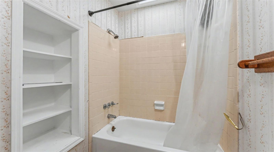 Lakeland, Florida 33813, 3 Bedroom Bedrooms, ,2 Bathroombathrooms,Residential,For Sale,Dooley,0,Mfrl4964518