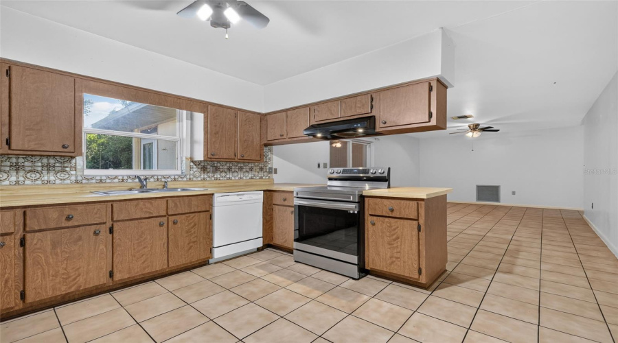 Eustis, Florida 32726, 4 Bedroom Bedrooms, ,2 Bathroombathrooms,Residential,For Sale,Hermosa,0,Mfrg5116979