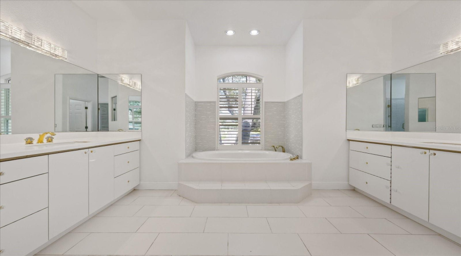 Gulfport, Florida 33707, 4 Bedroom Bedrooms, ,3 Bathroombathrooms,Residential,For Sale,Skimmer Point,0,Mfrtb8542125