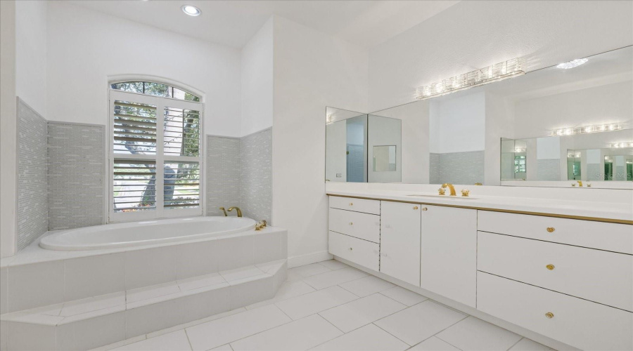 Gulfport, Florida 33707, 4 Bedroom Bedrooms, ,3 Bathroombathrooms,Residential,For Sale,Skimmer Point,0,Mfrtb8542125