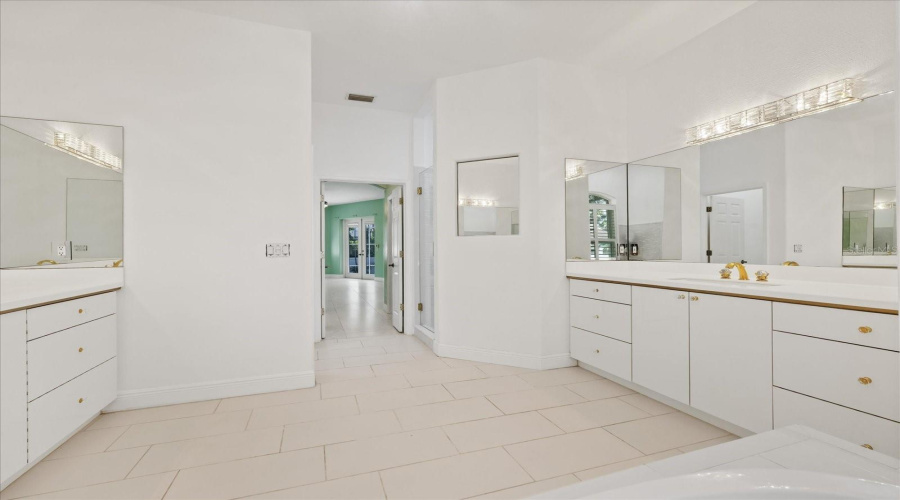 Gulfport, Florida 33707, 4 Bedroom Bedrooms, ,3 Bathroombathrooms,Residential,For Sale,Skimmer Point,0,Mfrtb8542125
