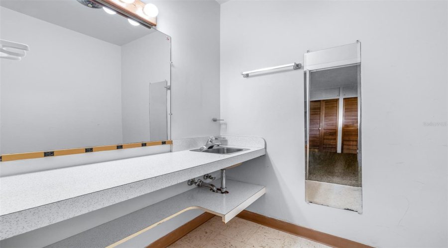 Haines City, Florida 33844, 5 Bedroom Bedrooms, ,3 Bathroombathrooms,Residential,For Sale,Crest,0,Mfrp4939708
