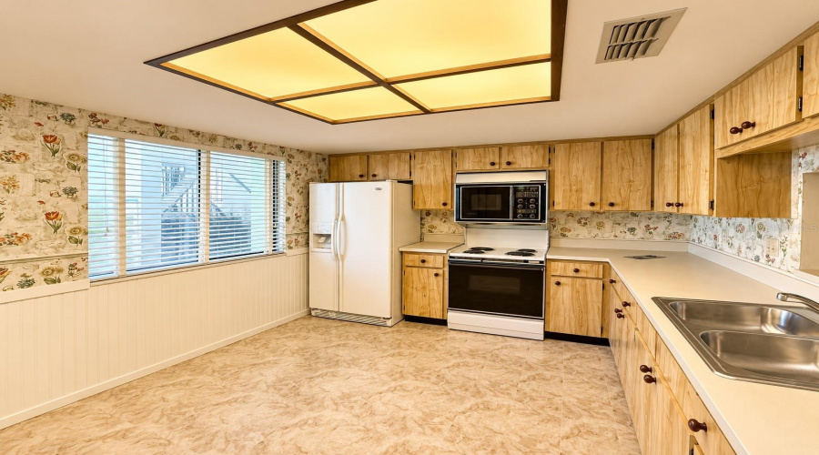 Clearwater, Florida 33763, 2 Bedroom Bedrooms, ,2 Bathroombathrooms,Residential,For Sale,Royal Pines,0,Mfrtb8538041