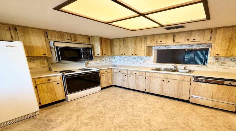 Clearwater, Florida 33763, 2 Bedroom Bedrooms, ,2 Bathroombathrooms,Residential,For Sale,Royal Pines,0,Mfrtb8538041