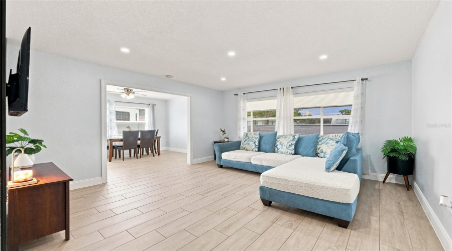 Orlando, Florida 32809, 4 Bedroom Bedrooms, ,2 Bathroombathrooms,Residential,For Sale,Willow Oak,0,Mfro6436454