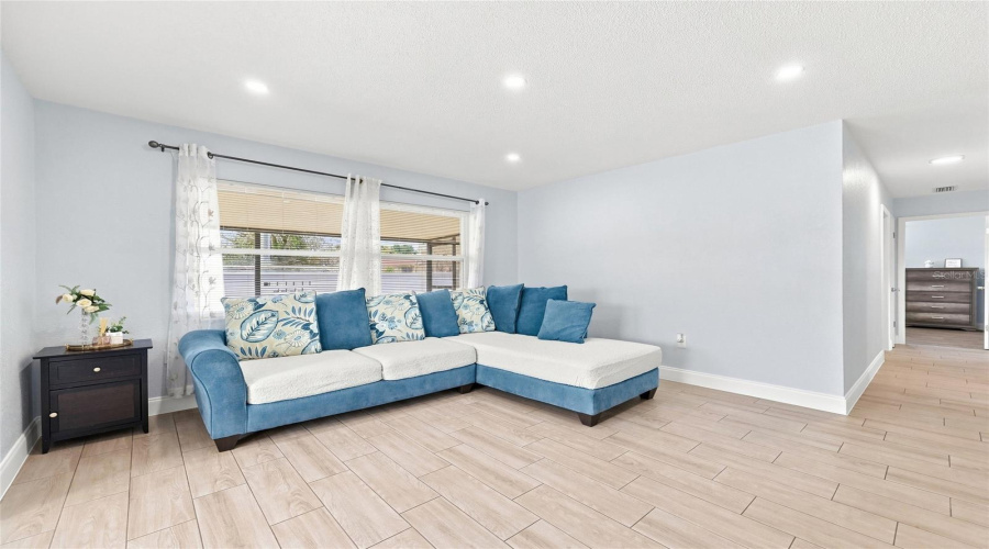 Orlando, Florida 32809, 4 Bedroom Bedrooms, ,2 Bathroombathrooms,Residential,For Sale,Willow Oak,0,Mfro6436454