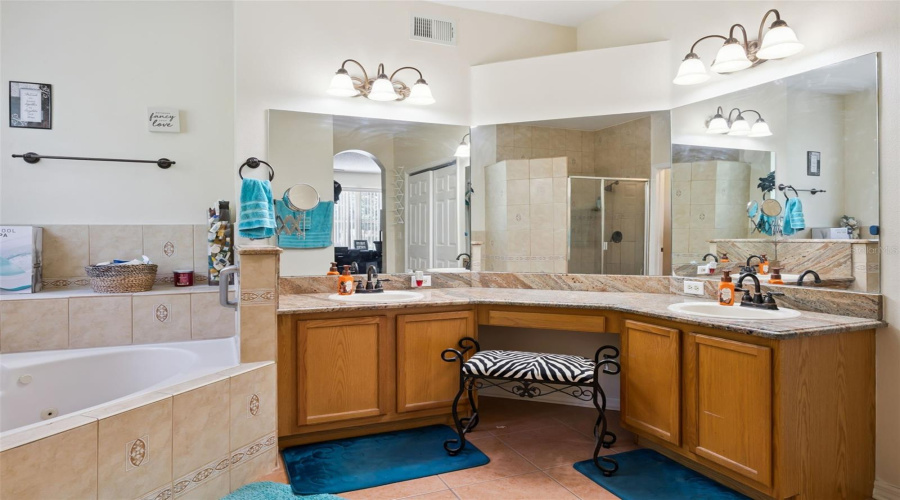 Oakland, Florida 34787, 6 Bedroom Bedrooms, ,4 Bathroombathrooms,Residential,For Sale,Johns Cove Ln,0,Mfro6419418